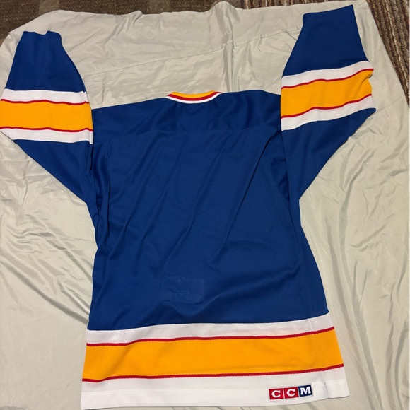 NHL St. Louis Blues team hockey jersey with fight strap size 46 super condition - Picture 2 of 4